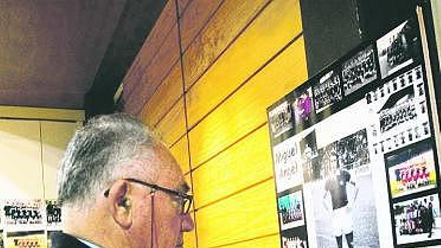 Un asistente a la exposición observa las fotografías de Miguel Ángel.