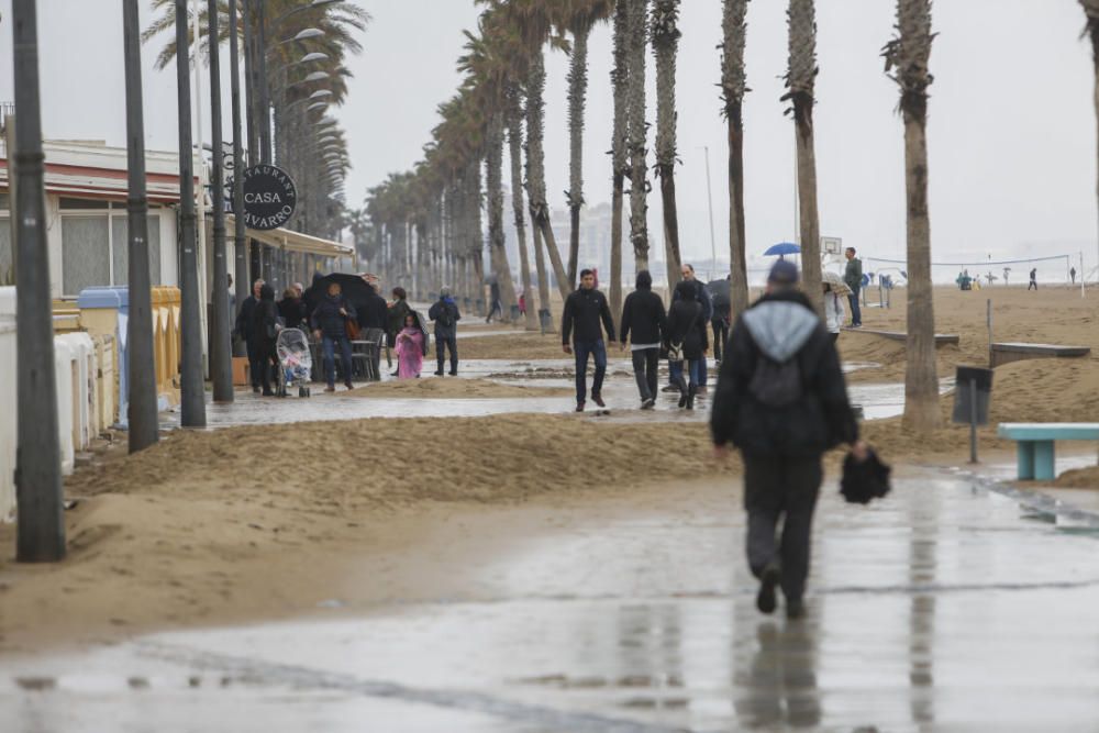 Paseo marítimo de la playa de Las Arenas (Cabanyal) cubierto de arena por el temporal