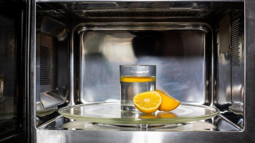 El secreto para limpiar el microondas con limón en minutos