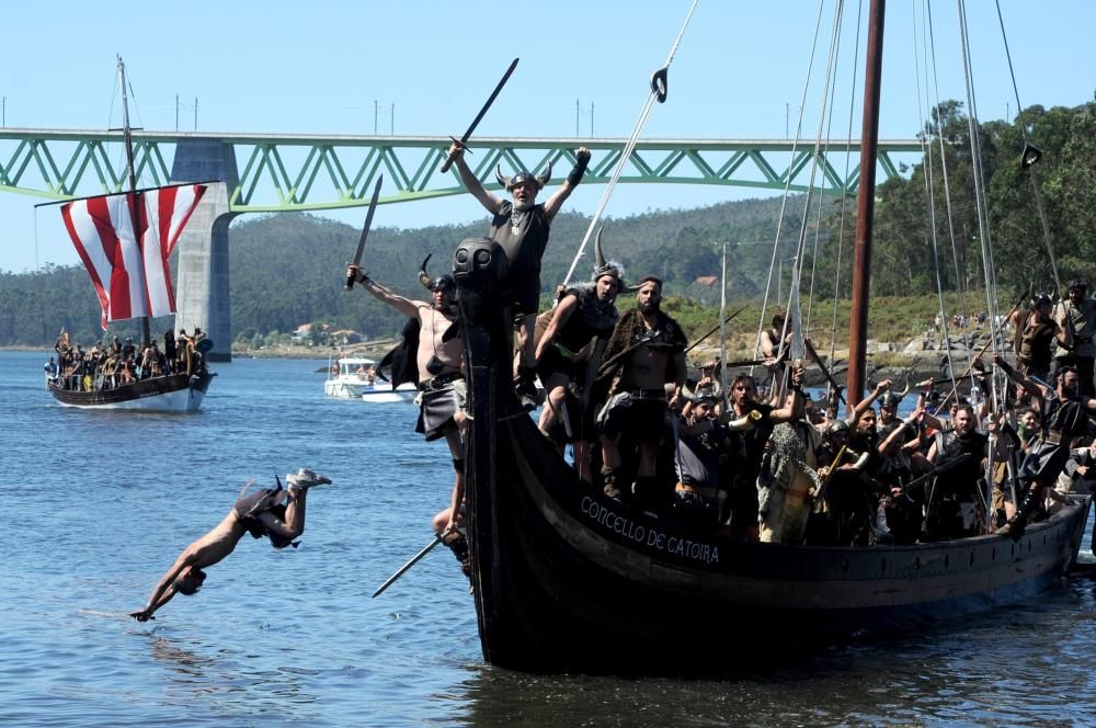 La recreación del desembarco se convierte en el acto central de la Romaría Vikinga