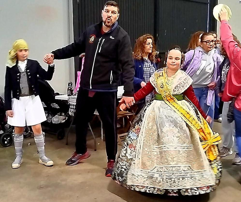 Los representantes de la falla de Fortaleny, en el casal, durante las fiestas.