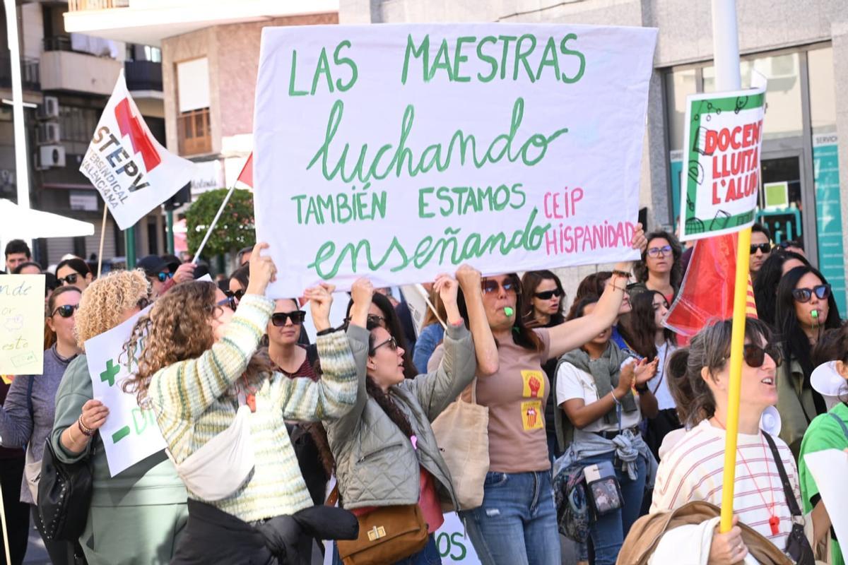 "Las maestras luchando también estamos enseñando", la educación pública se manifiesta en Elche
