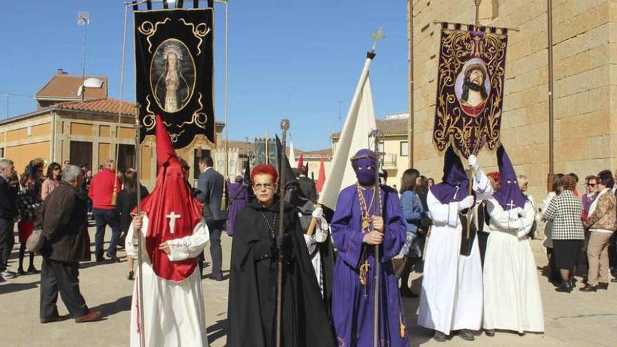 Representantes de las cofradías durante la procesión del Domingo de Resurrección en Fuentesaúco.
