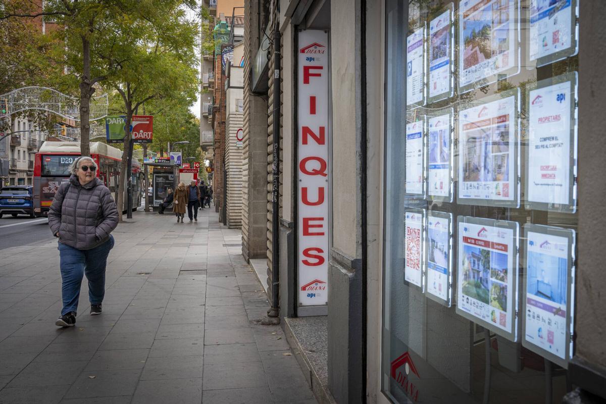 Anuncios en una agencia inmobiliaria de Sants, en Barcelona.