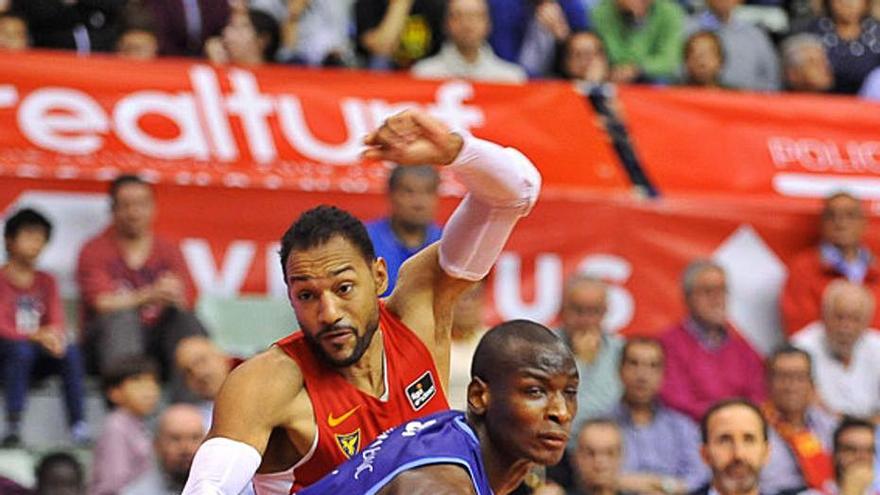 Sadiel Rojas, ante Bandja Sy, la temporada pasada. | ACB PHOTO / J.  BERNAL