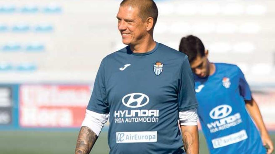 El técnico Christian Ziege, durante un entrenamiento con el Atlético Baleares.