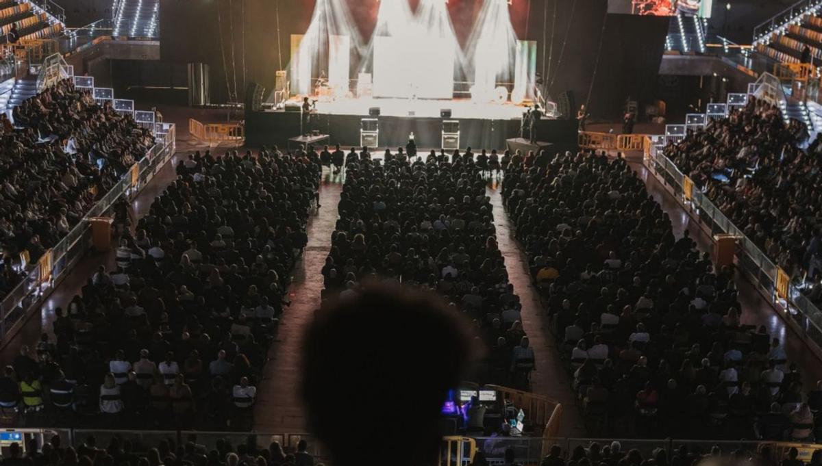 Vista del público asistente anoche al espectáculo ‘¿Es la mili?’ en el Gran Canaria Arena de la capital grancanaria. | | MIAMI 1906 ESTUDIO