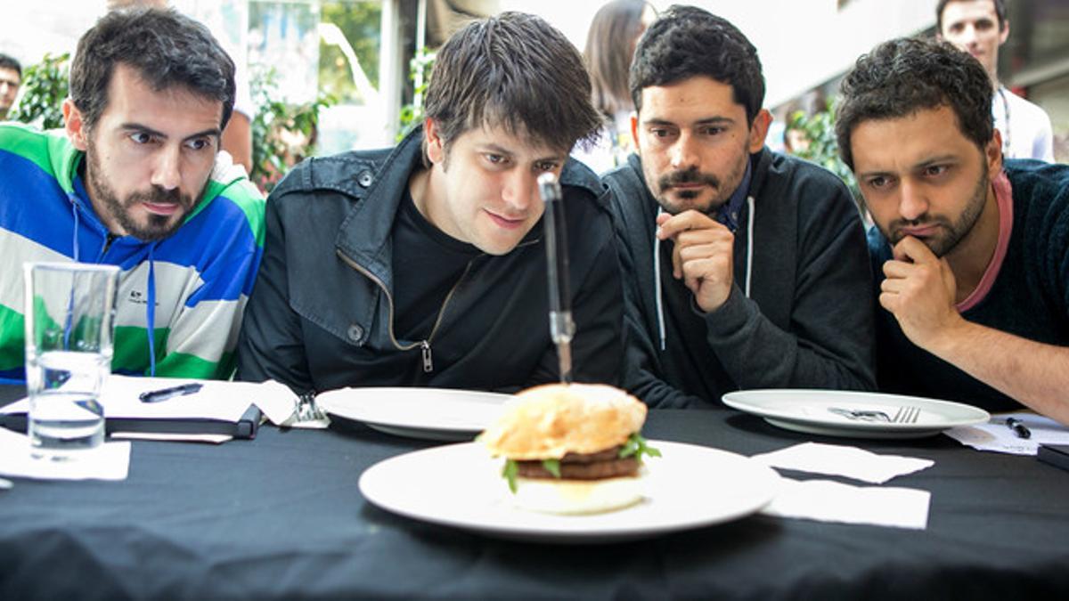 Amics de les Arts contemplan hamburguesa