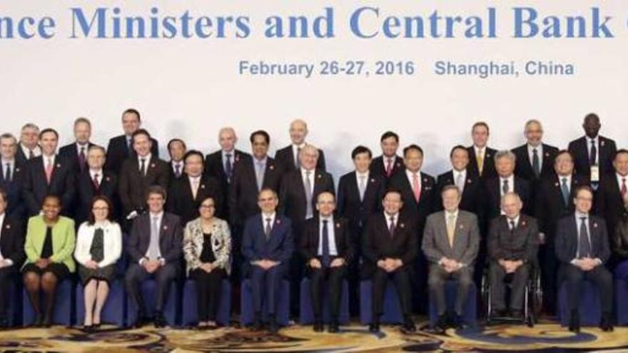 Asistentes a la cumbre de ministros de Finanzas y gobernadores de los bancos centrales del G-20, en Shanghái.