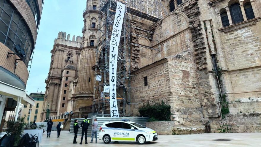 Los andamios de la Catedral de Málaga, con el cartel en defensa de La Invisible.