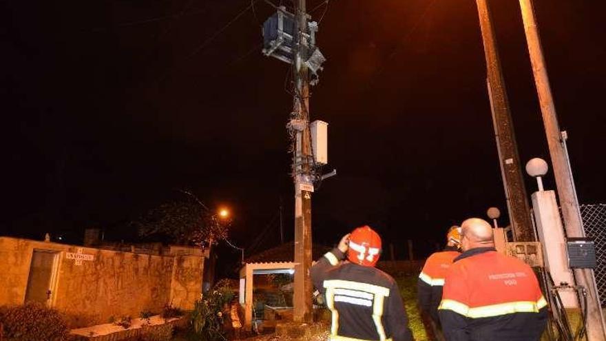 Bomberos y Protección Civil, junto al poste averiado. // G. Santos