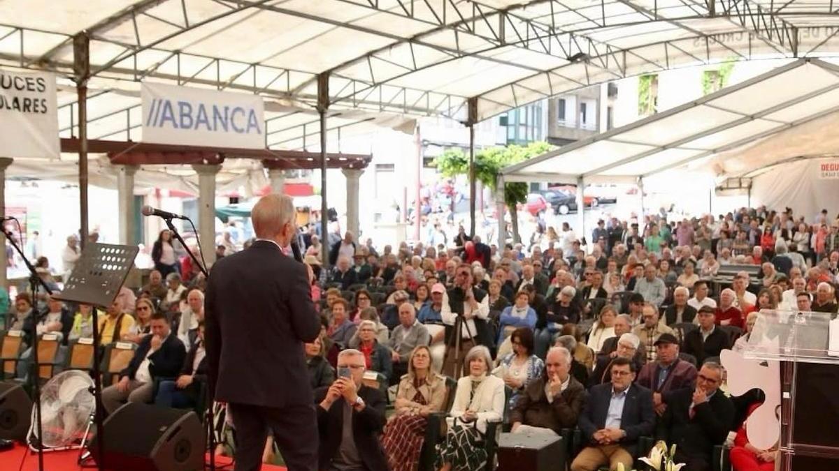O alcalde Luis Taboada dirixíndose á veciñanza e asistentes á cita do ano pasado.