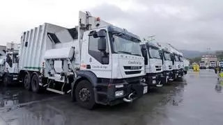 Un camión de la basura se incendia en Vigo y esparce su carga en plena calle García Barbón