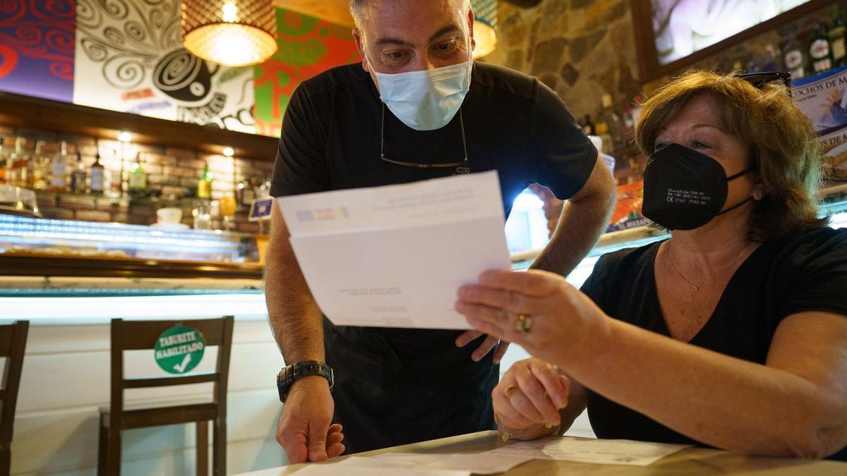 Una mujer enseñando su certificado covid.