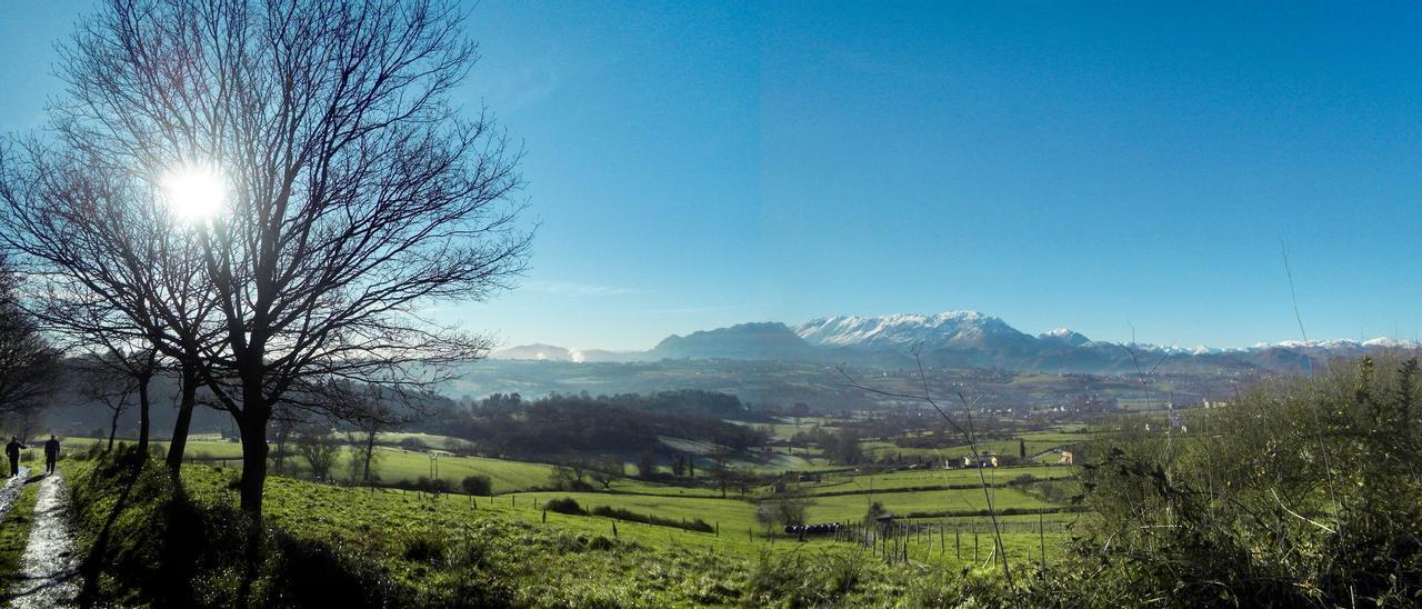 La Magdalena y la sierra del Aramo, contempladas desde el camino que bordea la falda del Naranco.