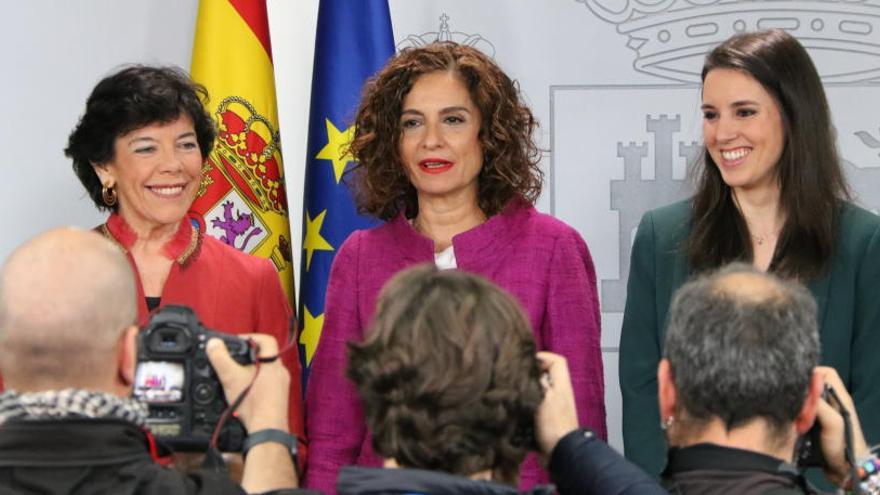 La ministra d&#039;Educació, Isabel Celaá, la portaveu María Jesús Montero, i la ministra d&#039;Igualtat, Irene Montero