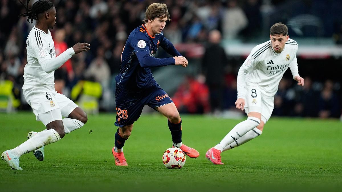 Fer López conduce un balón en el Bernabéu.