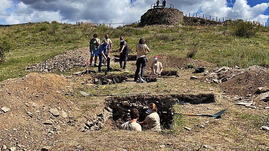 Els arqueòlegs treballant a l’entorn del castell de Llívia. | ACN
