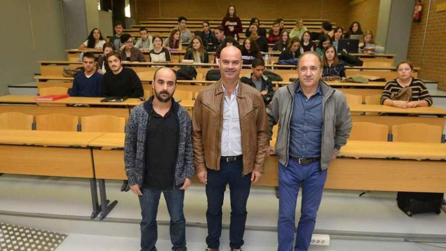 De izq. a dcha.: Manuel Pena, Félix Juncal y Alfonso Sola en la Facultad de Ciencias Sociais. // G.Santos