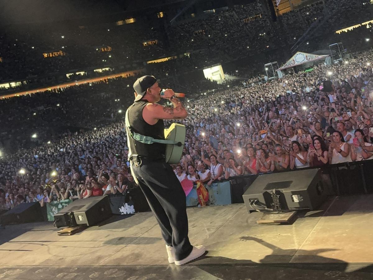 Un Alejandro Sanz visiblemente emocionado cantó para un público entregado desde el primer minuto.
