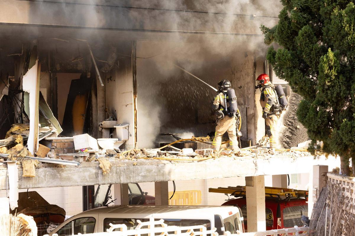 Impresionantes imágenes de los destrozos provocados por la explosión de un piso en Ibiza