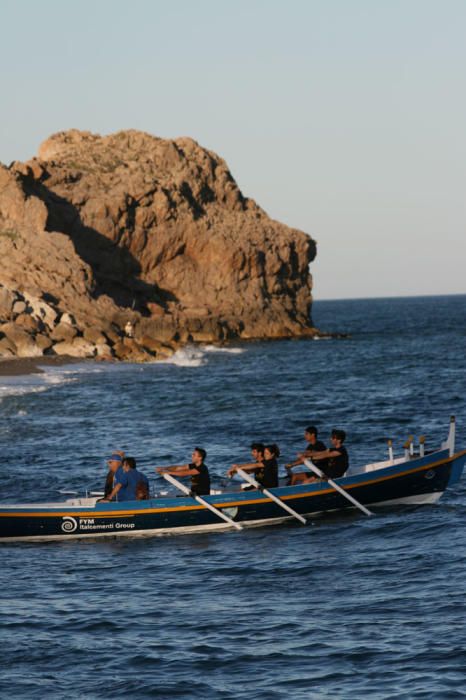 La Asociación de Amigos de la Barca de Jábega celebró el pasado lunes el solsticio de verano en la playa de La Araña con paseos en barca de jábega, sones de caracolas y lectura de poemas y relatos