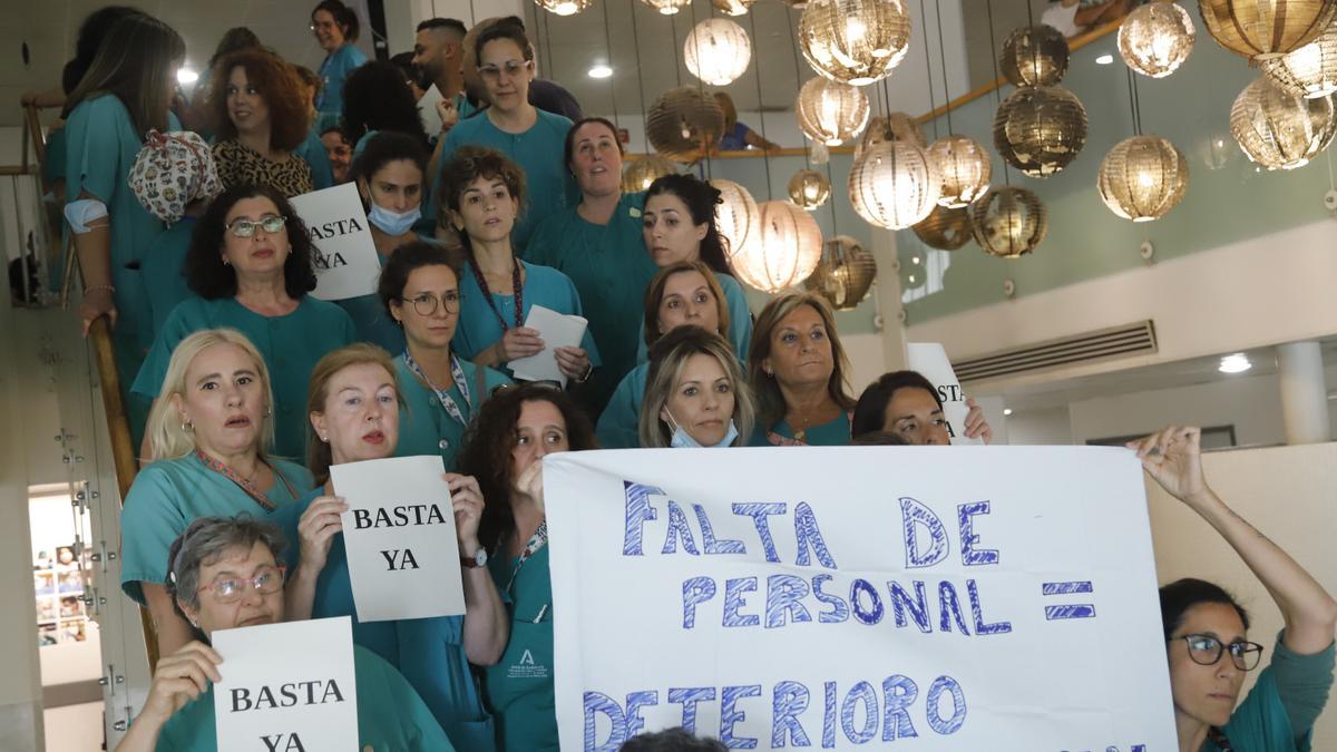 Protesta de los sanitarios de urgencias del Hospital Reina Sofía de Córdoba por la falta de personal.