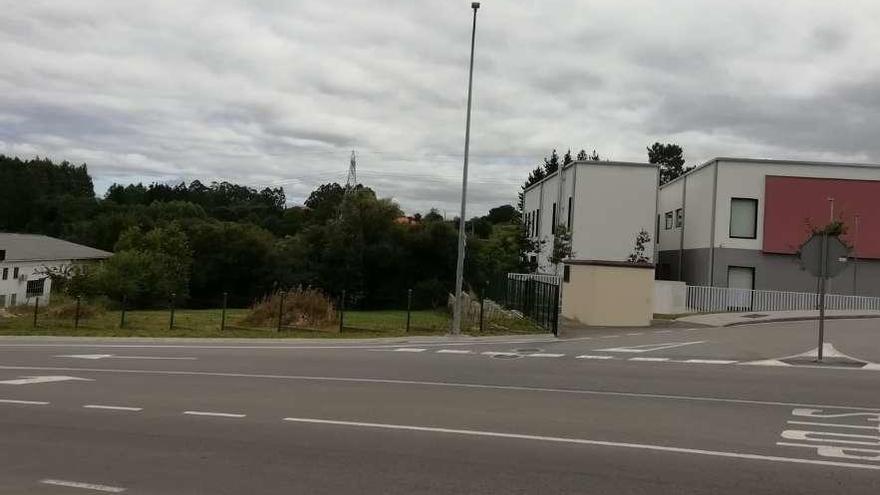 Parcela en la que una promotora prevé ubicar una gasolinera, junto al instituto de Carral.