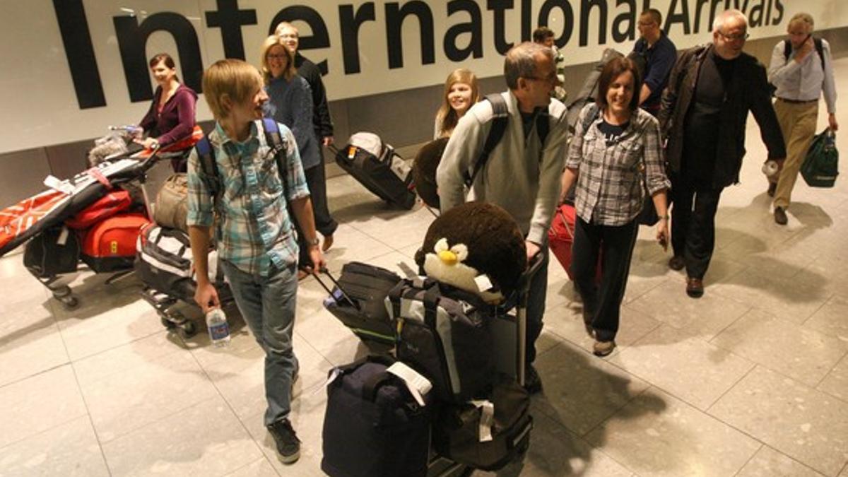 Pasajeros, a su llegada del aeropuerto de Heathrow, en Londres.