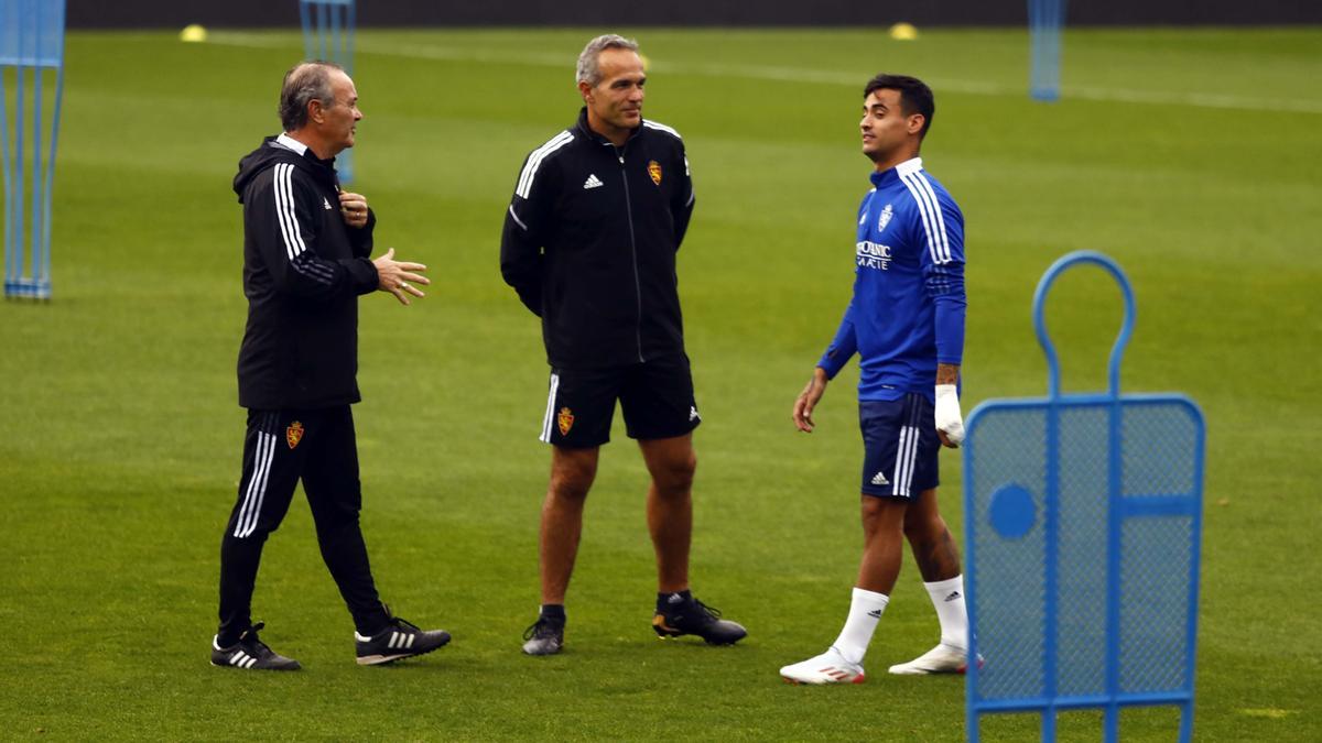 JIM, su ayudante, Javi Suárez, y Nano Mesa, en un entrenamiento del Real Zaragoza.