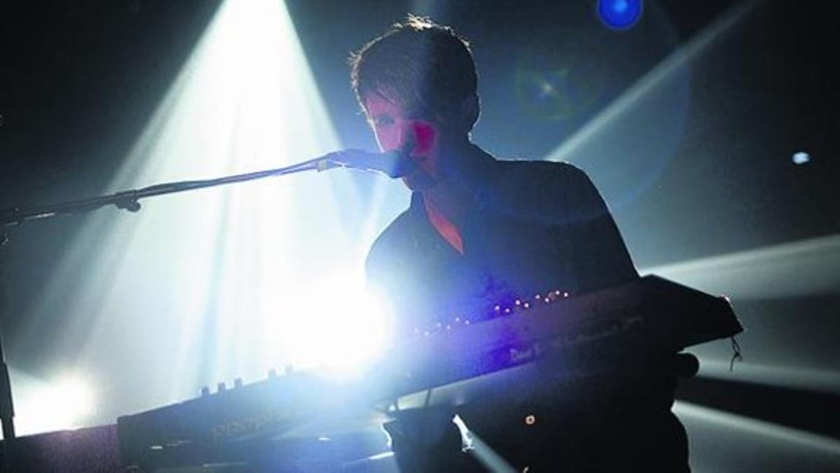 El joven músico británico James Blake, en plena actuación.