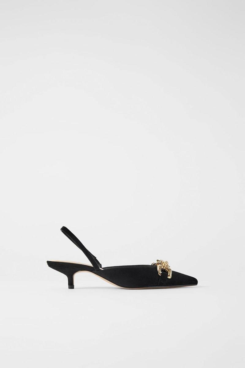 Zapato destalonado en negro de Zara. (Precio: 35,95 euros)