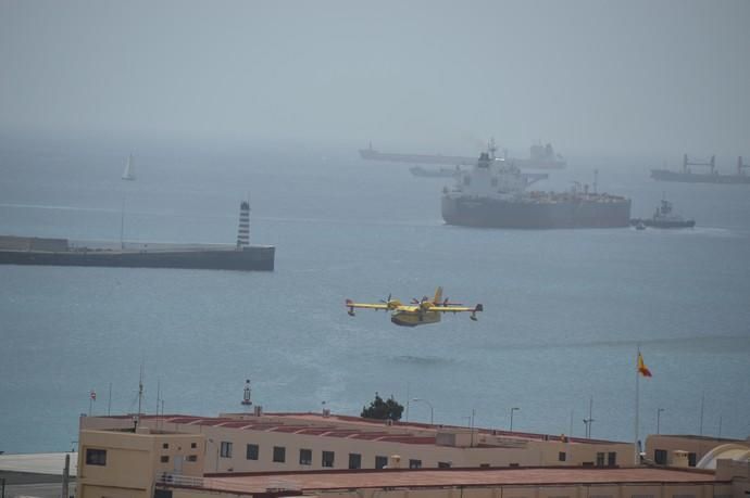 Los hidroaviones cargan agua en el Puerto de Las Palmas - Incendio Gran Canaria 2019