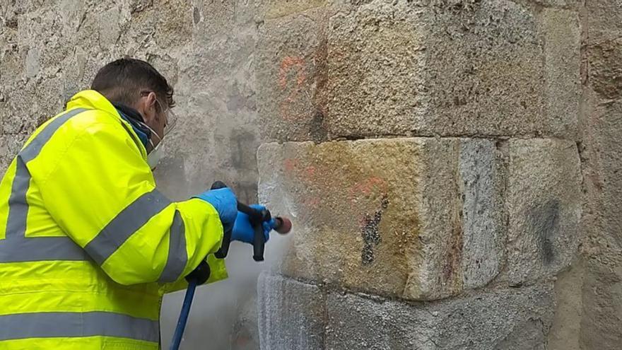 Las pintadas en la muralla de Zamora ya son historia