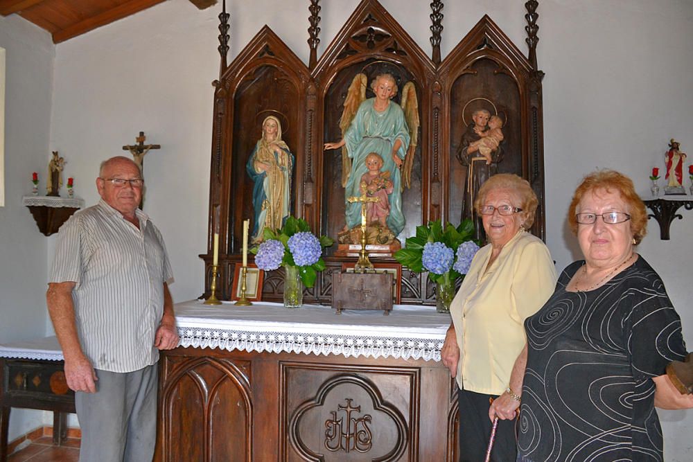 Los vecinos del pueblo de Prámaro, orgullosos de las dos capillas que tienen dedicadas a la Virgen de los Remedios y al Ángel de la Guarda