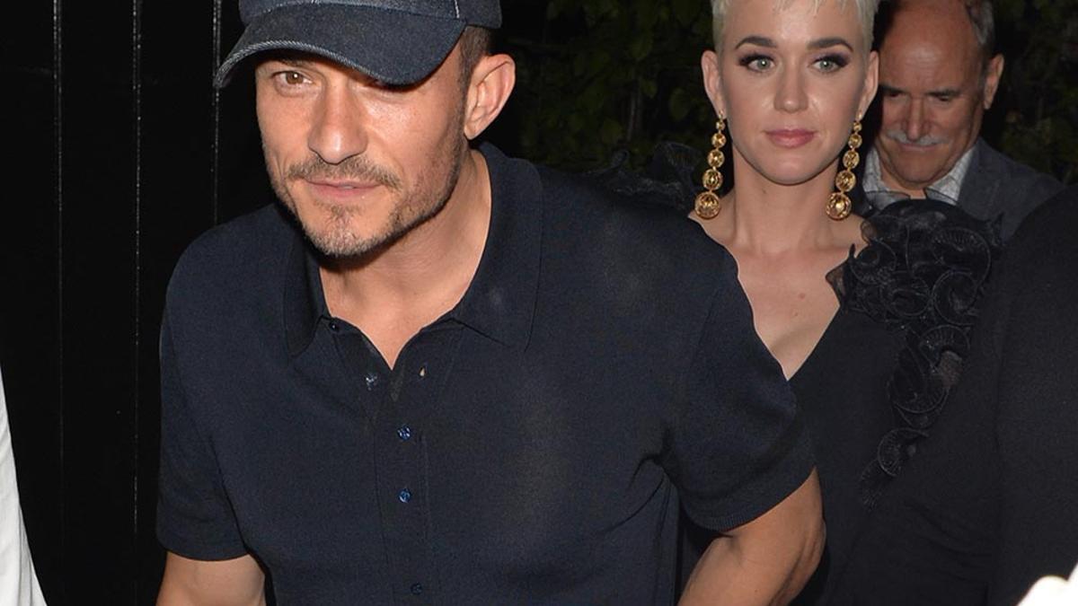 Katy Perry y Orlando Bloom saliendo juntos de un bar en Londres