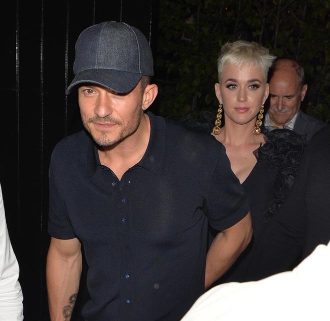 Katy Perry y Orlando Bloom saliendo juntos de un bar en Londres