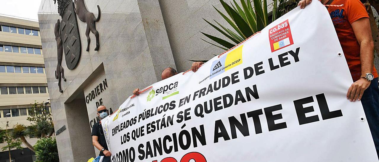 Protesta de los empleados públicos ante la sede de la Presidencia del Gobierno regional. | | JUAN CARLOS CASTRO