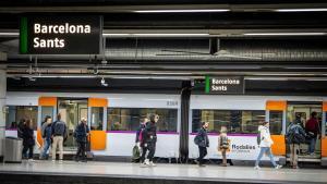 La estación de Sants recupera el pulso tras el restablecimiento del servicio de Rodalies