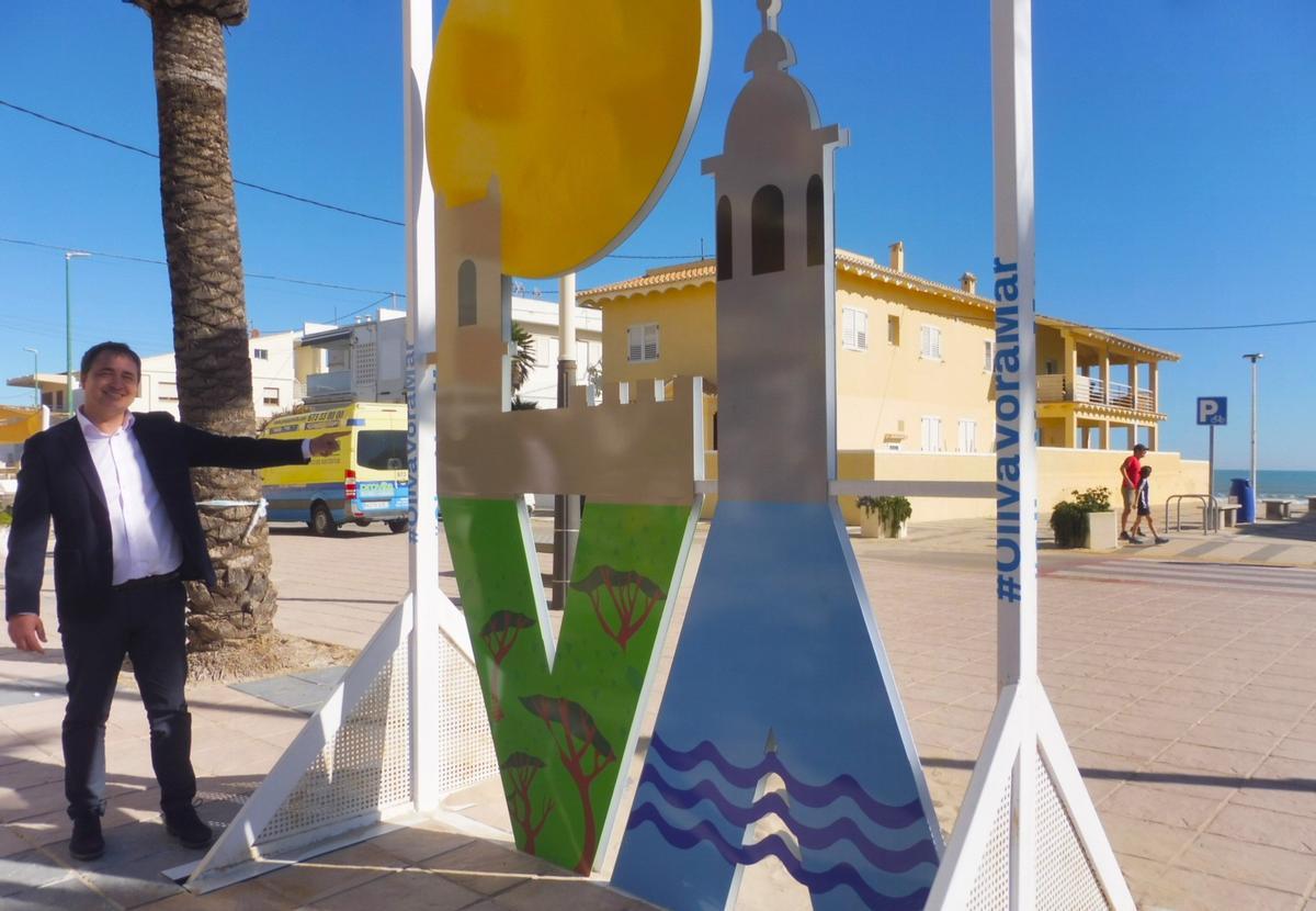 El concejal de Turismo muestra el nuevo tótem.