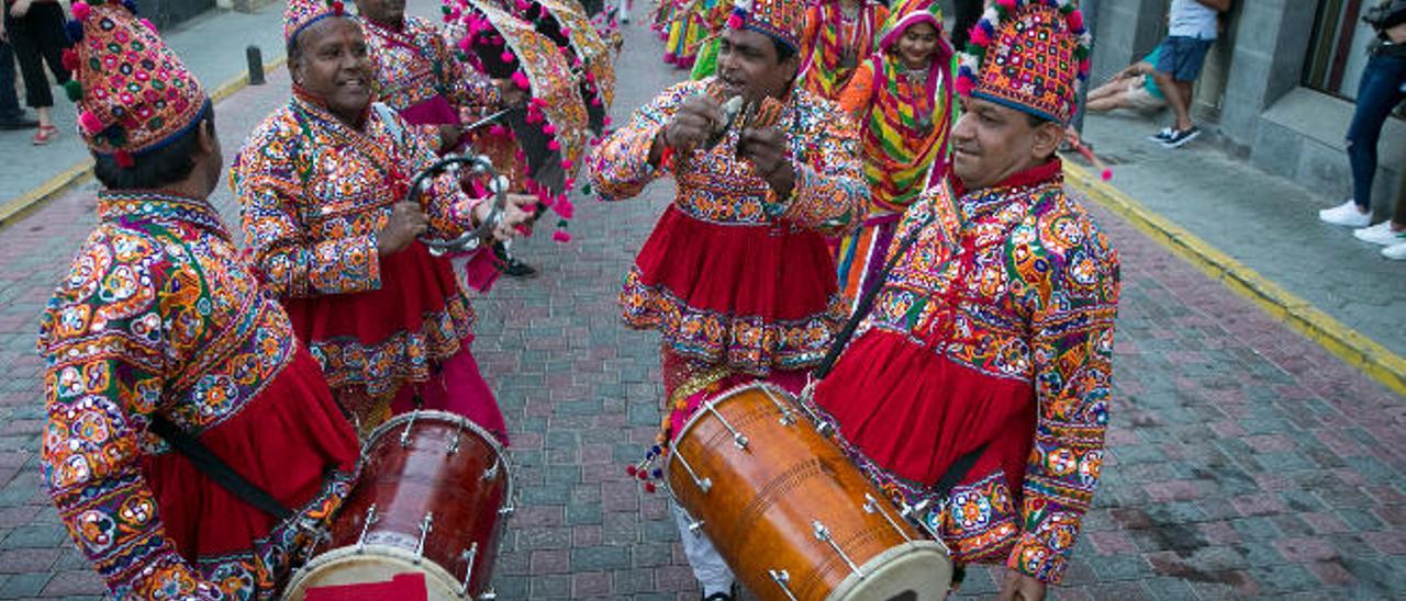 El grupo de Indonesia baila en Ingenio el jueves por la noche.