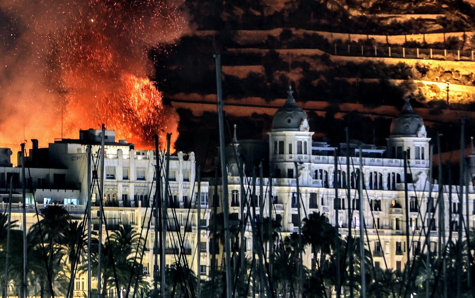 Alicante en llamas: la Nit del Foc ilumina la ciudad