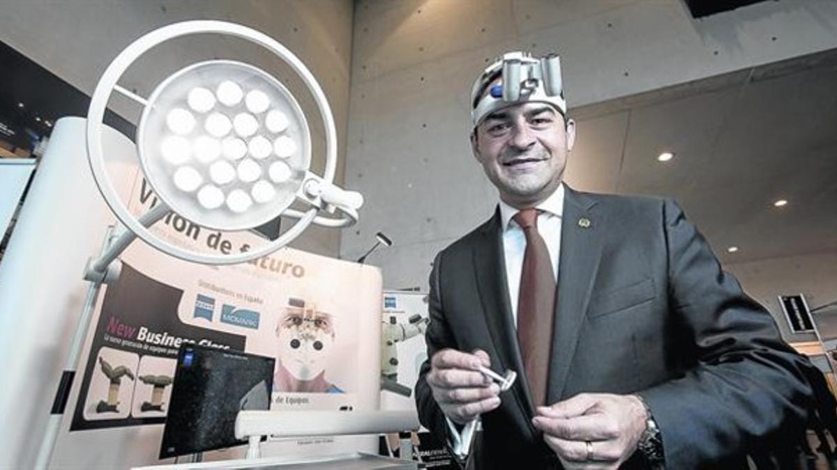 EN EL CONGRESO. Antonio Gómez, en un estand de la cita anual de periodoncia, en el Palau de Congressos,  el pasado viernes.