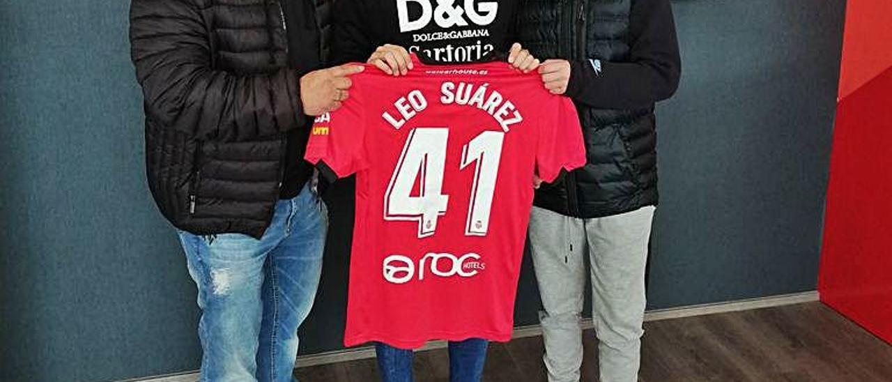 Leo SuÃ¡rez posa ayer con su padre y su hermano durante su presentaciÃ³n en Son Moix.