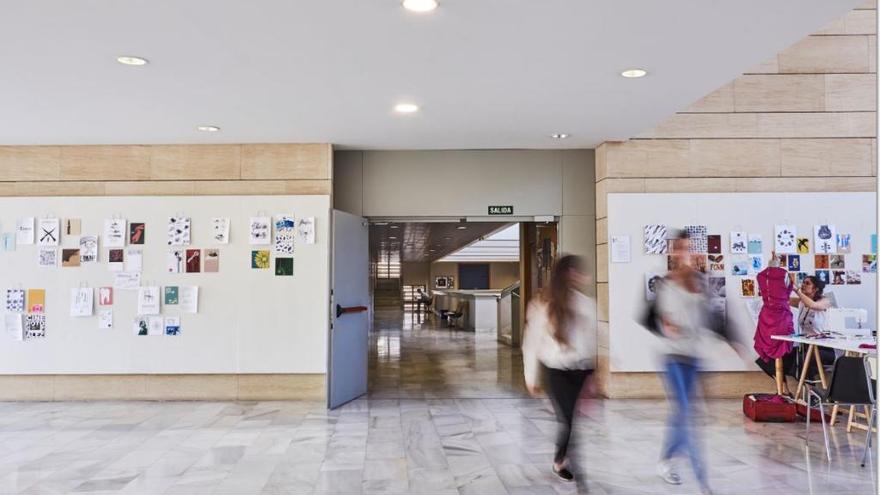 Dos alumnos caminan por las instalaciones de EASD València.