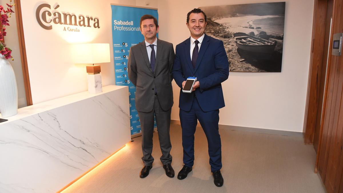 Manuel Galdo, director general de la Cámara de Comercio de A Coruña, y David Martís, director  regional de Galicia Norte de Banco Sabadell, en la presentación de la campaña.