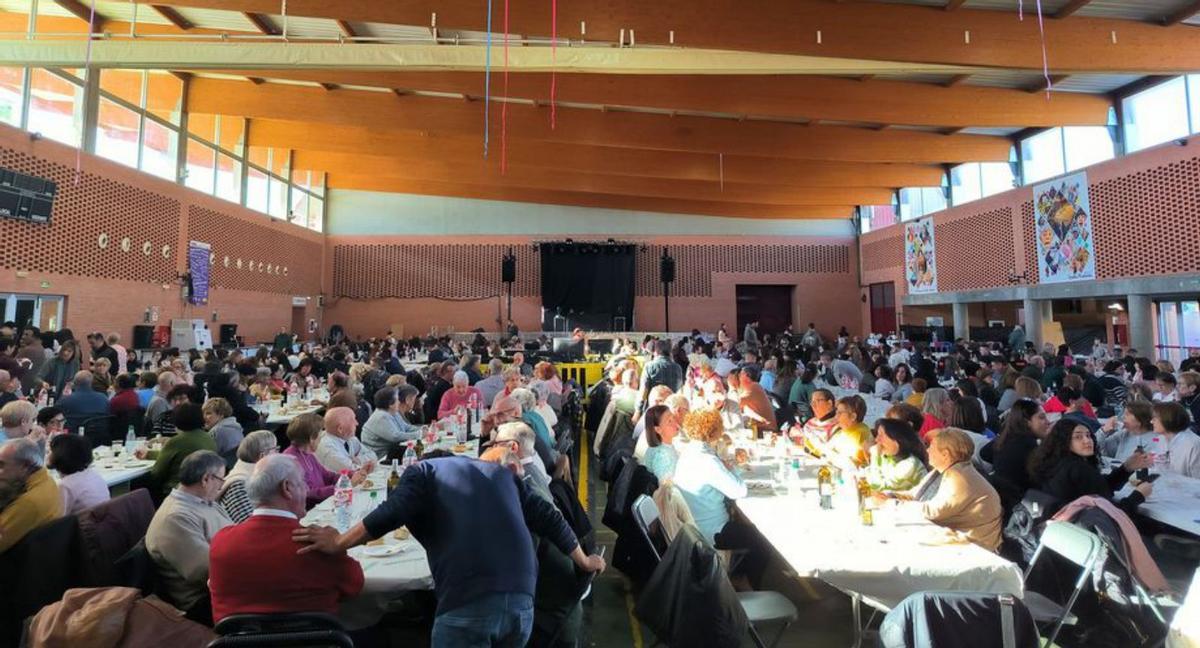 Más de 700 personas asistieron a la gran comida popular del sábado. | SERVICIO ESPECIAL