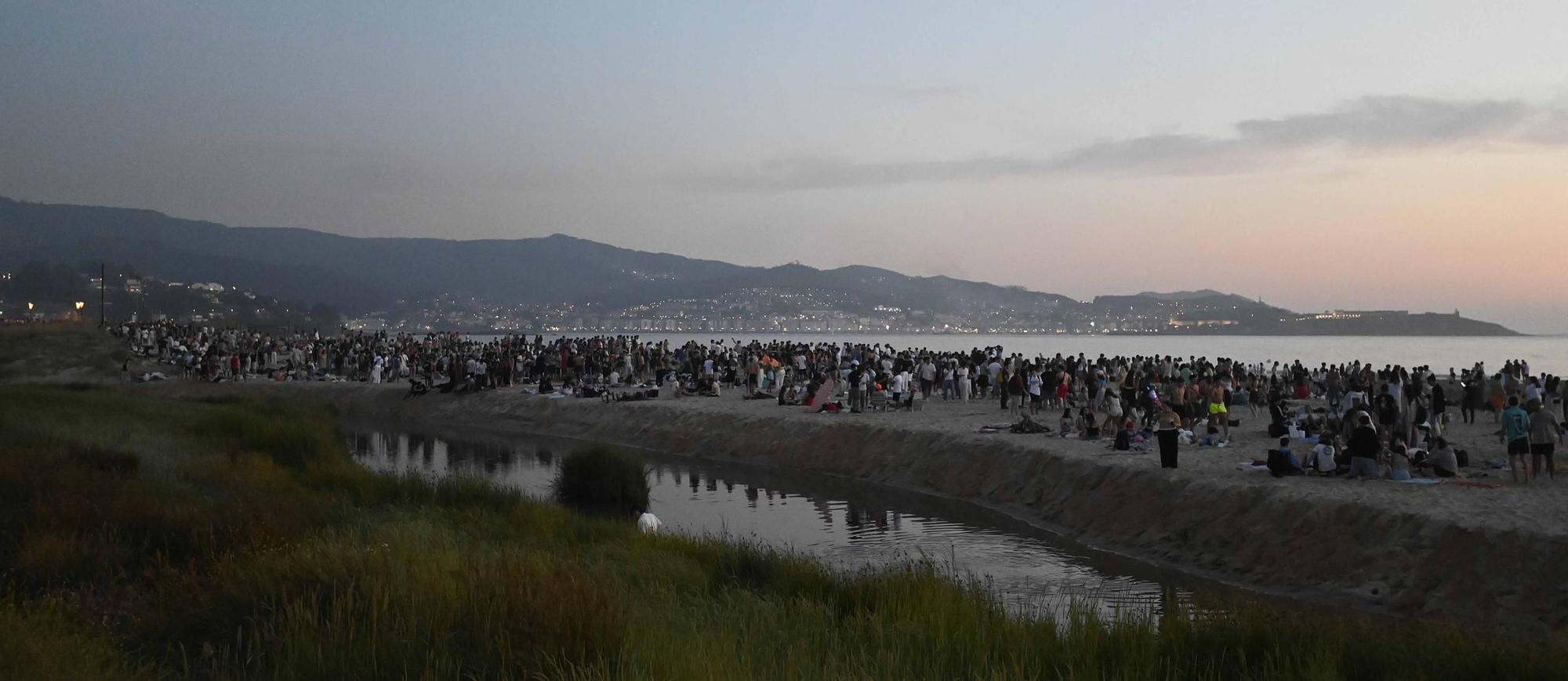 Ambientazo en las playas y plazas llenas para celebrar la noche meiga