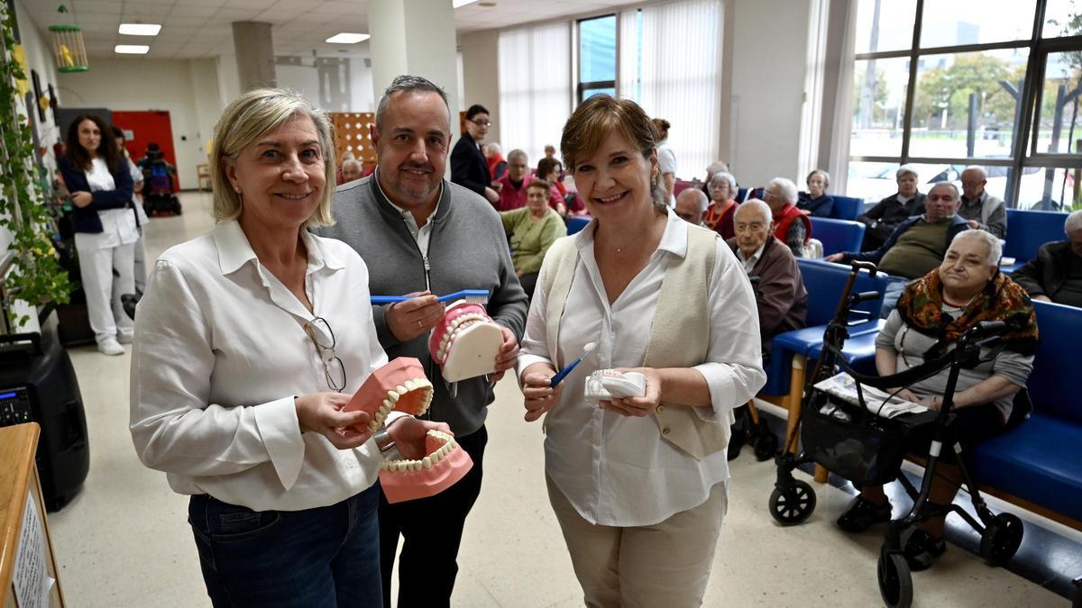 Rosa Iturbe, Manuel Peña y Adriana Sanz, ayer en la residencia de mayores de Campolongo.