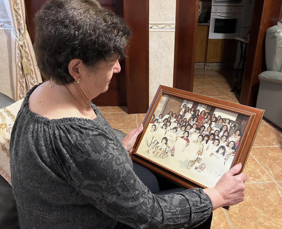 Agustina Figueroa, con una imagen de sus antiguas alumnas.